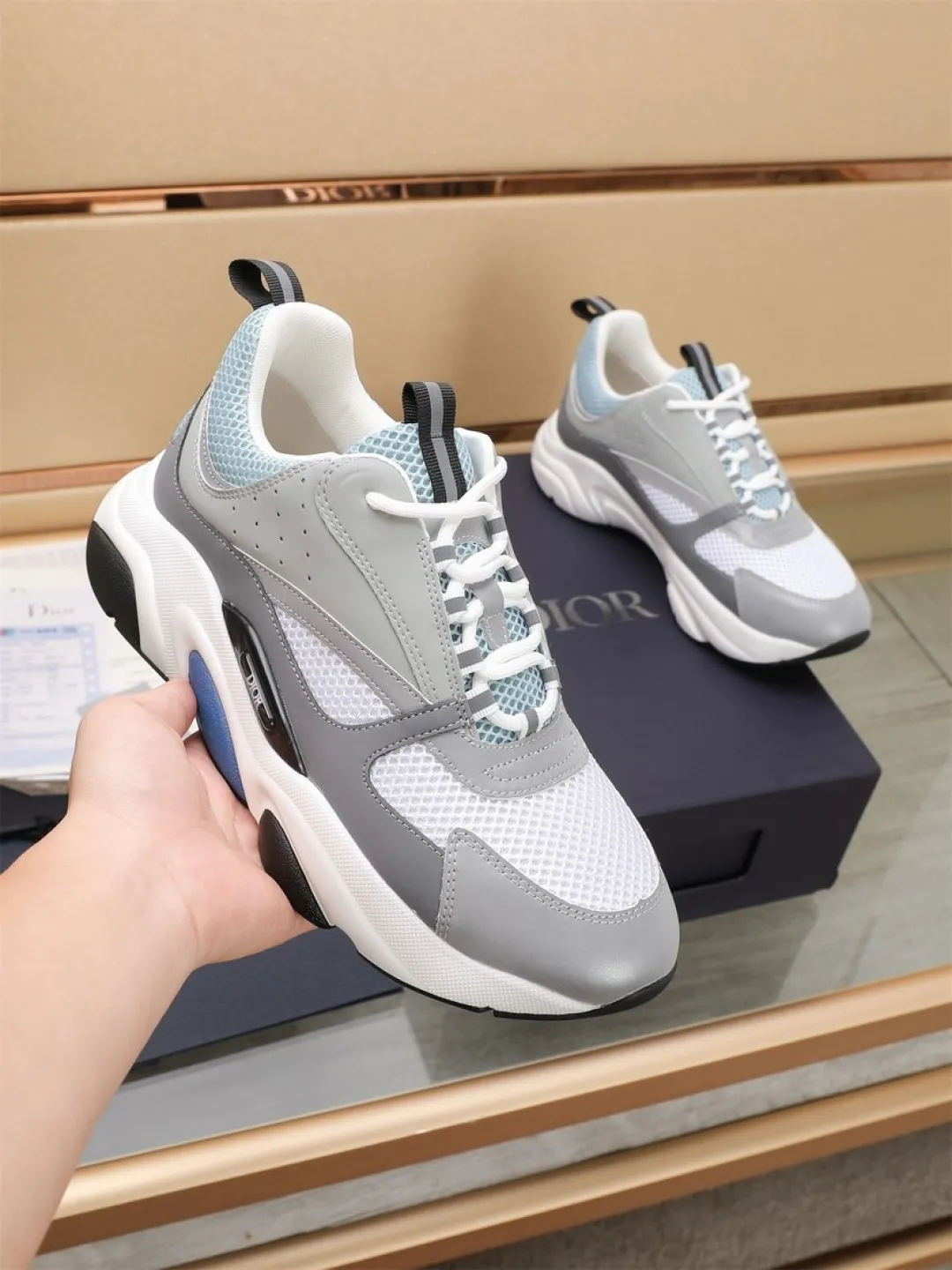 Men's shoes 💰P460💰【Dior】Dior✨ is online at the same time👏 This casual sneaker is a new product in the series and continues Di*r's classic style. The upper is made of original mesh and cow leather, with a two-color textured outsole, and the brand's iconic details on the rear collar and heel to enhance the style. Fashionable and versatile. Wear it with jeans or slacks for a casual look. Size: 38-44 (45 customized)